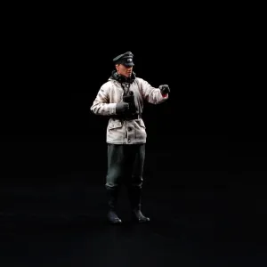 1:72 Scale WWII Making Old Painting Miniatures People Figurine Tiny People Resin Diorama Action Figure for Tank Vehicles Model (Commander)