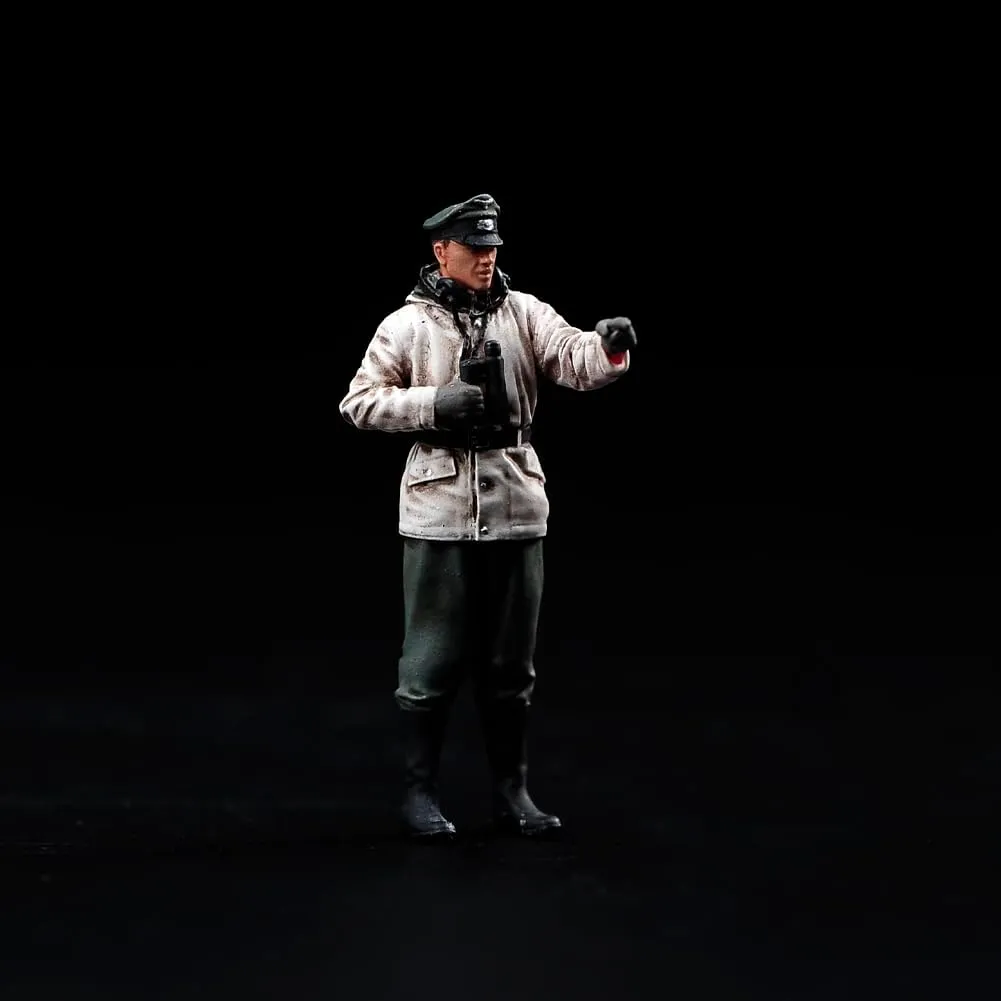 1:72 Scale WWII Making Old Painting Miniatures People Figurine Tiny People Resin Diorama Action Figure for Tank Vehicles Model (Commander)