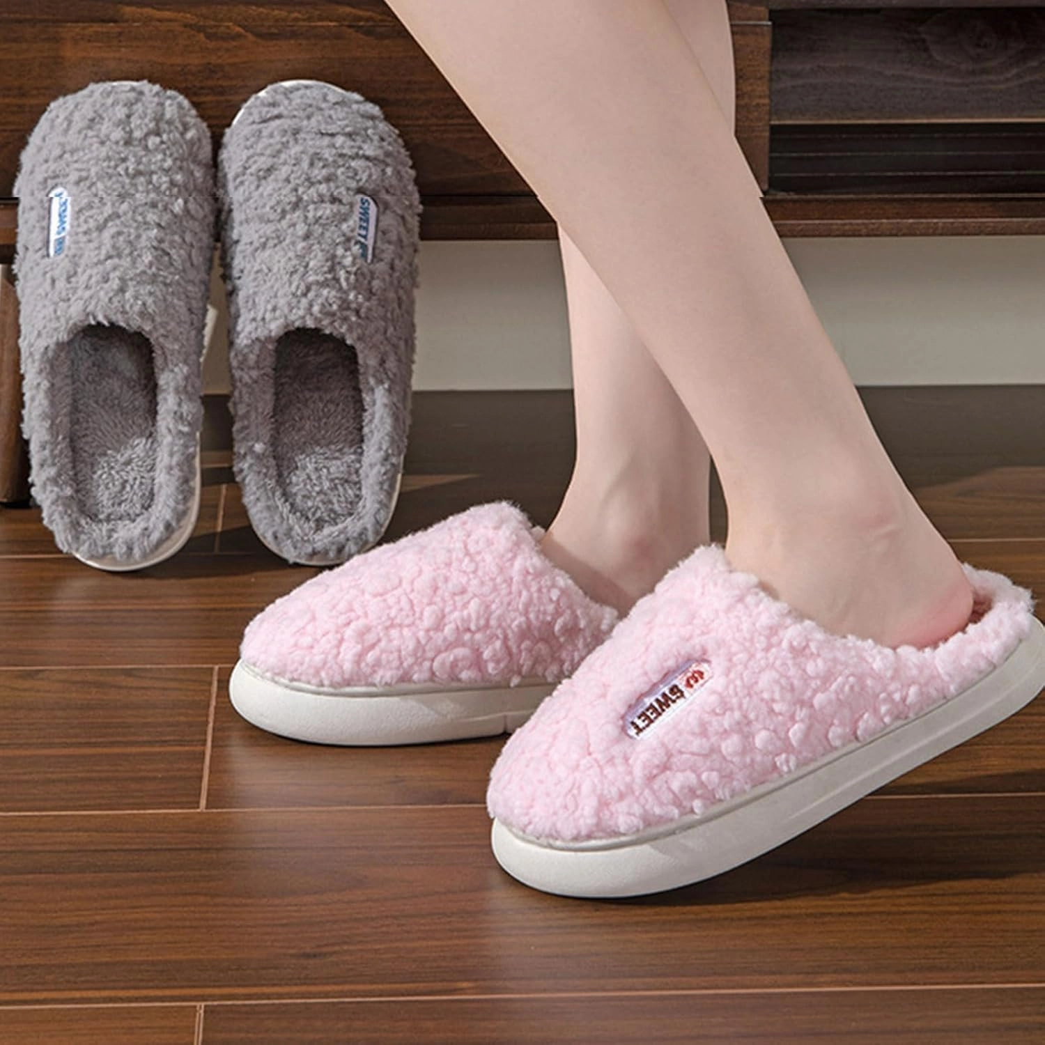 Couples Autumn and Winter Indoor Home Plush Warm Couple Comfortable Soft Soled Plush Cotton Shoes Anti Slip Thick Soled Slippers for Girls and Women Made of Plush