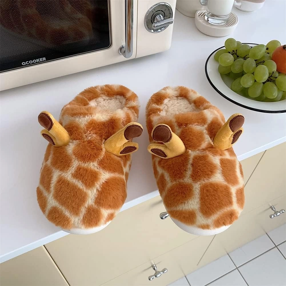 Kawaii Fuzzy Giraffe Slippers Cartoon Giraffe Cotton Slippers Cute Fluffy Giraffe Slippers Shoes for Adults Kids (7-7.5, Style B)