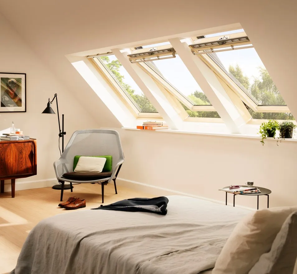 VELUX GGL PK10 3062 Triple Glazed & Noise Reduction Pine Centre-Pivot Window (94 x 160 cm)