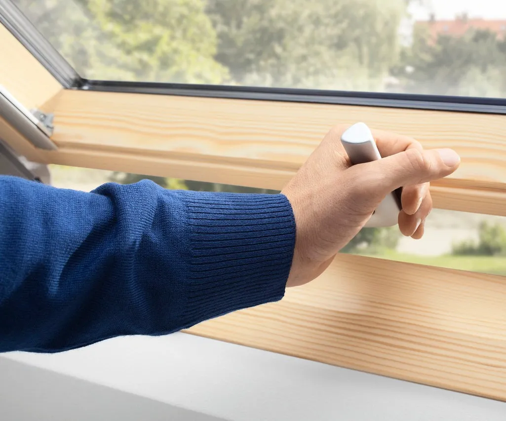 VELUX GPL MK06 3070 Pine Top-Hung Window (78 x 118 cm)