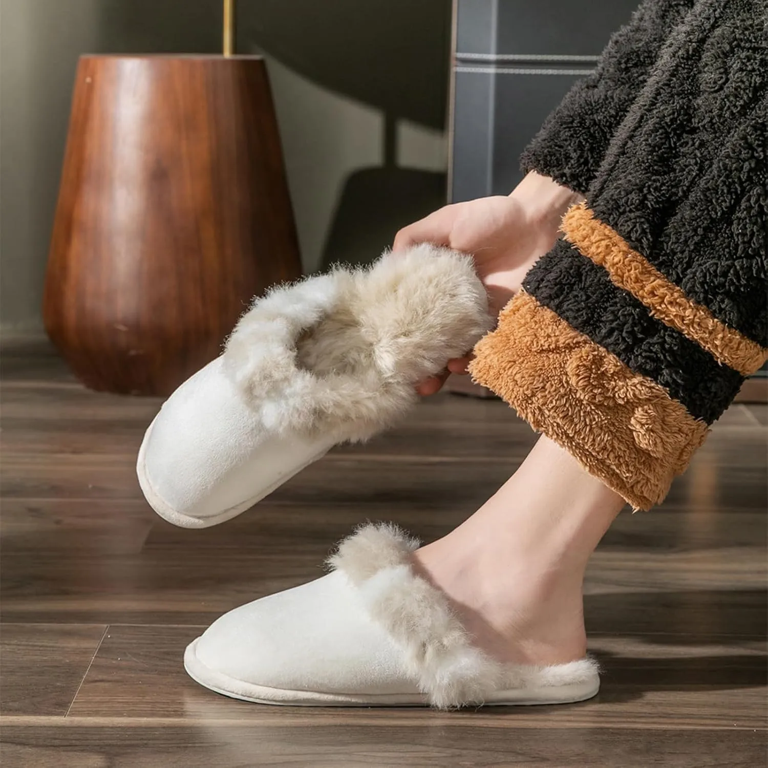 Women's and Men's Artificial Fluffy Slippers, Couple Plush Memory Foam Slippers, Ladies Warm Slip on Slippers with Faux Fur Lining, Winter Non-Slip Indoor House Shoes